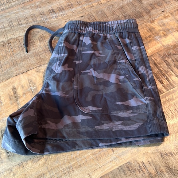 NWOT Athleta Camo Farallon Short, Olive Camo - Picture 6 of 10